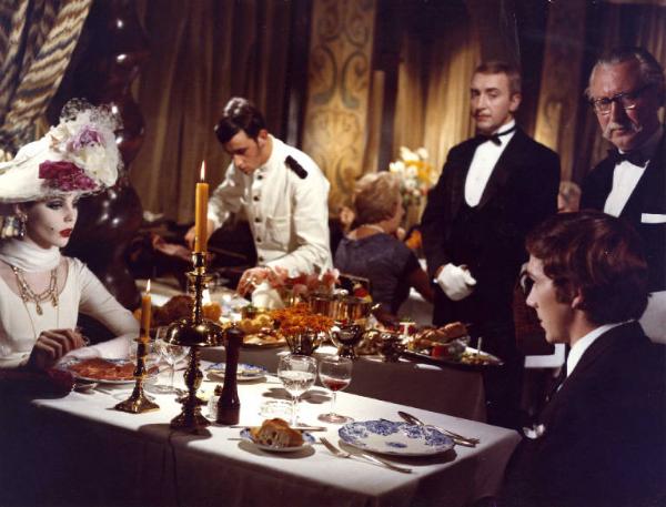 Scena del film "I tulipani di Haarlem" - Regia Franco Brusati - 1970 - Gli attori Carole André e Frank Grimes a tavola in un ristorante