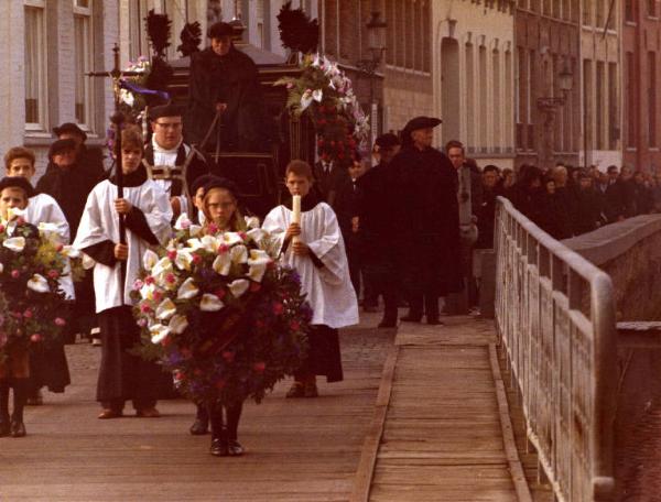 Scena del film "I tulipani di Haarlem" - Regia Franco Brusati - 1970 - Corteo funebre