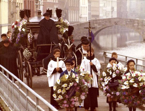 Scena del film "I tulipani di Haarlem" - Regia Franco Brusati - 1970 - Corteo funebre