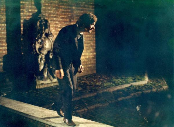 Scena del film "I tulipani di Haarlem" - Regia Franco Brusati - 1970 - L'attore Frank Grimes a passeggio di notte