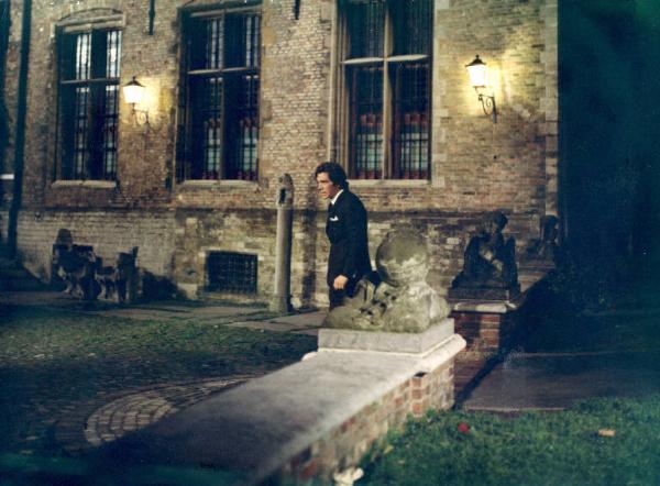 Scena del film "I tulipani di Haarlem" - Regia Franco Brusati - 1970 - L'attore Frank Grimes a passeggio tra le rovine di un antico palazzo
