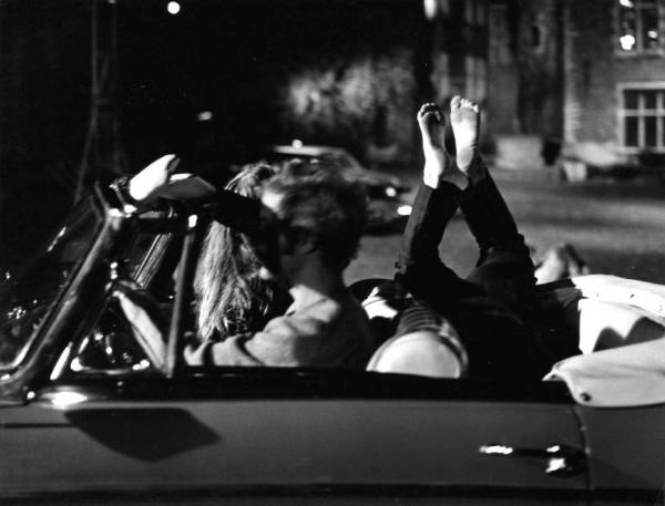 Scena del film "I tulipani di Haarlem" - Regia Franco Brusati - 1970 - Gli attori Gianni Garko e Carole André e un attore non identificato in automobile