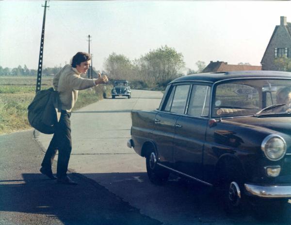 Scena del film "I tulipani di Haarlem" - Regia Franco Brusati - 1970 - L'attore Frank Grimes fa l'autostop