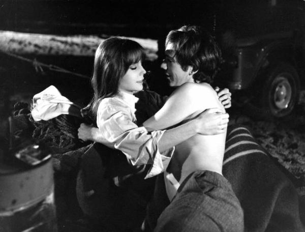 Scena del film "I tulipani di Haarlem" - Regia Franco Brusati - 1970 - Gli attori Frank Grimes e Carole André abbracciati