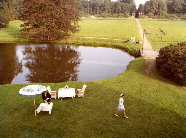 Scena del film "I tulipani di Haarlem" - Regia Franco Brusati - 1970 - Gli attori Gianni Garko e Carol André con due cani e due attori non identificati in giardino