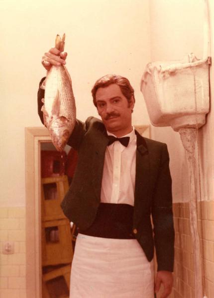 Scena del film "Pane e cioccolata" - Regia Franco Brusati - 1974 - L'attore Nino Manfredi con un pesce in mano