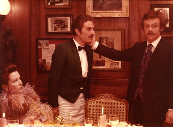 Scena del film "Pane e cioccolata" - Regia Franco Brusati - 1974 - L'attore Nino Manfredi vestito da cameriere e l'attore Johnny Dorelli