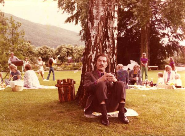 Scena del film "Pane e cioccolata" - Regia Franco Brusati - 1974 - L'attore Nino Manfredi in un parco seduto appoggiato a un albero