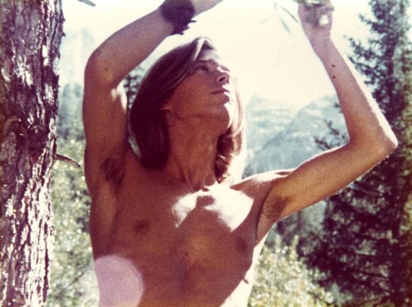 Scena del film "Pane e cioccolata" - Regia Franco Brusati - 1974 - Un attore non identificato a torso nudo
