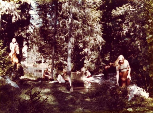 Scena del film "Pane e cioccolata" - Regia Franco Brusati - 1974 - Attori non identificati al fiume in un bosco