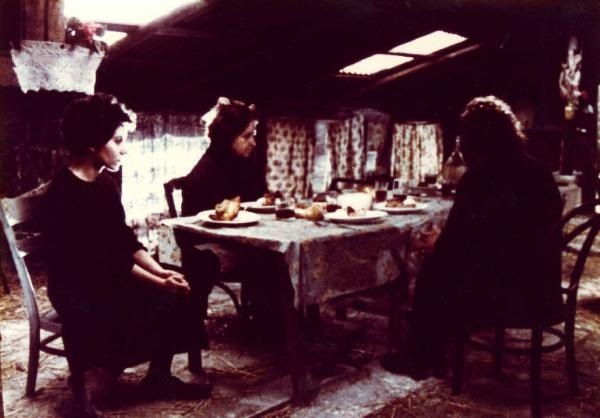 Scena del film "Pane e cioccolata" - Regia Franco Brusati - 1974 - Tre attrici non identificate sedute a un tavolo