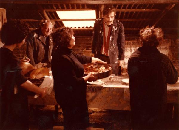 Scena del film "Pane e cioccolata" - Regia Franco Brusati - 1974 - Gli attori Nino Manfredi e Ugo D'Alessio e tre attrici non identificate di spalle