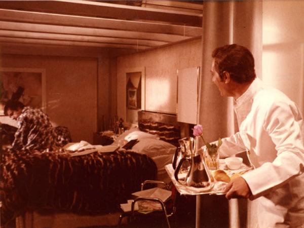 Scena del film "Pane e cioccolata" - Regia Franco Brusati - 1974 - Gli attori Nino Manfredi, cameriere, e Johnny Dorelli, sul letto