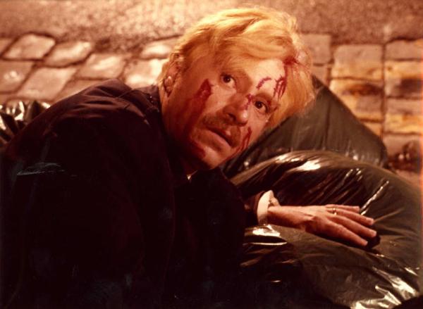 Scena del film "Pane e cioccolata" - Regia Franco Brusati - 1974 - L'attore Nino Manfredi sporco di sangue