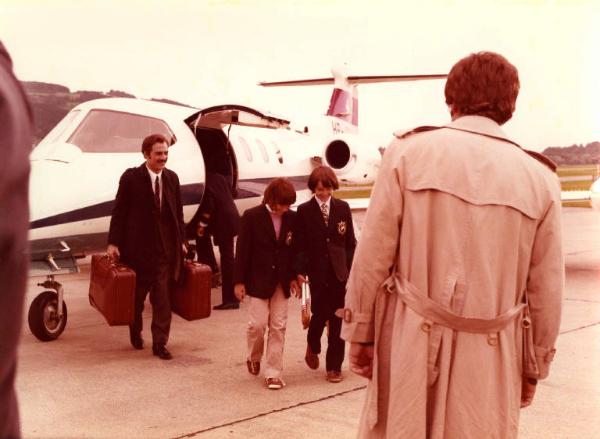 Scena del film "Pane e cioccolata" - Regia Franco Brusati - 1974 - L'attore Nino Manfredi sceso da un aereo con due bambini e un attore non identificato di spalle