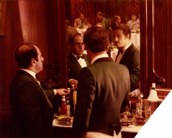 Scena del film "Pane e cioccolata" - Regia Franco Brusati - 1974 - Gli attori Nino Manfredi e Gianfranco Barra allo specchio