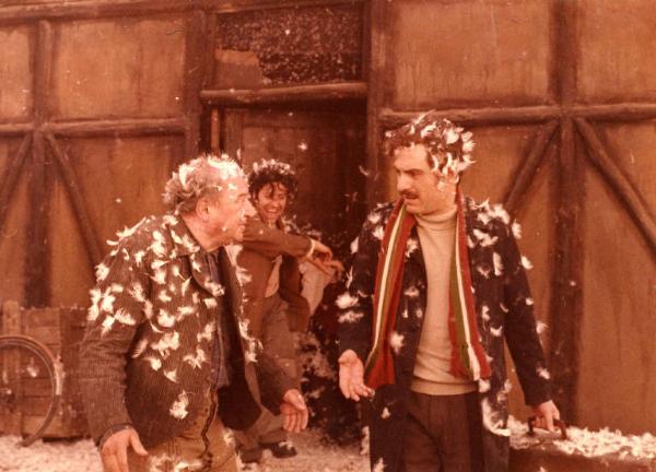 Scena del film "Pane e cioccolata" - Regia Franco Brusati - 1974 - Gli attori Nino Manfredi e Ugo D'Alessio e un attore non identificato coperti di piume