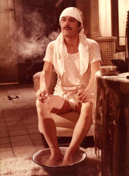 Scena del film "Pane e cioccolata" - Regia Franco Brusati - 1974 - L'attore Nino Manfredi con una sigaretta e i piedi a bagno