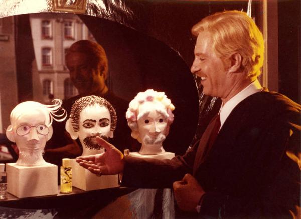 Scena del film "Pane e cioccolata" - Regia Franco Brusati - 1974 - L'attore Nino Manfredi allo specchio con statue di gesso