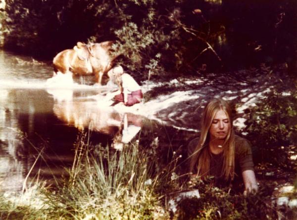 Scena del film "Pane e cioccolata" - Regia Franco Brusati - 1974 - Due attrici non identificate e un cavallo al fiume