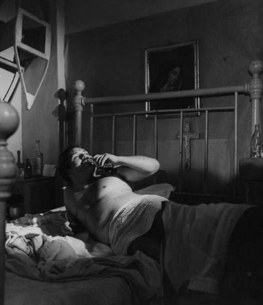 Scena del film "Senza pietà" - Regia Alberto Lattuada - 1948 - L'attore Folco Lulli a letto