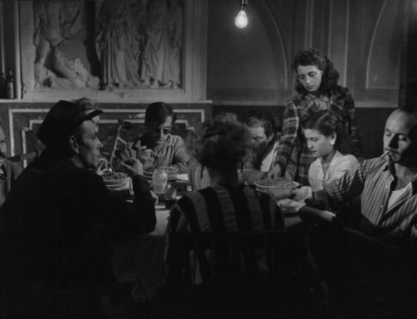 Scena del film "Senza pietà" - Regia Alberto Lattuada - 1948 - L'attore Folco Lulli e altri attori non idendificati a tavola al ristorante