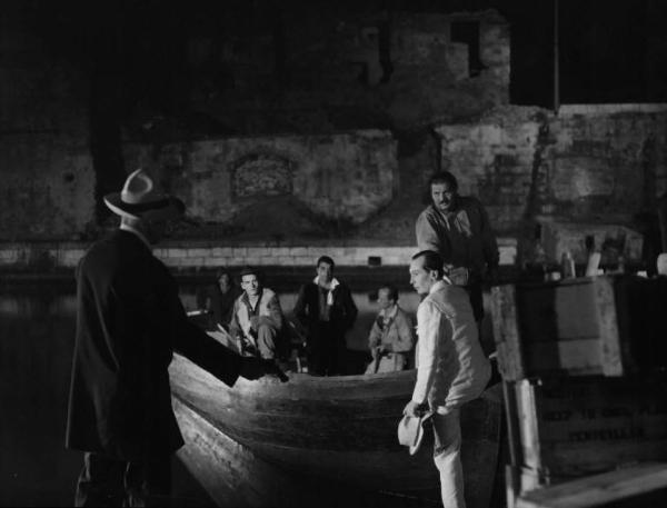 Scena del film "Senza pietà" - Regia Alberto Lattuada - 1948 - L'attore Folco Lulli al porto su una barca con altri attori non identificati