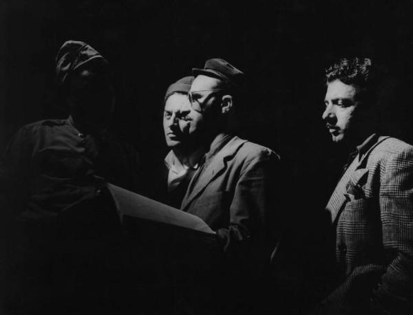 Set del film "Senza pietà" - Regia Alberto Lattuada - 1948 - Il regista Alberto Lattuada, l'attore John Kitzmiller e due attori non identificati