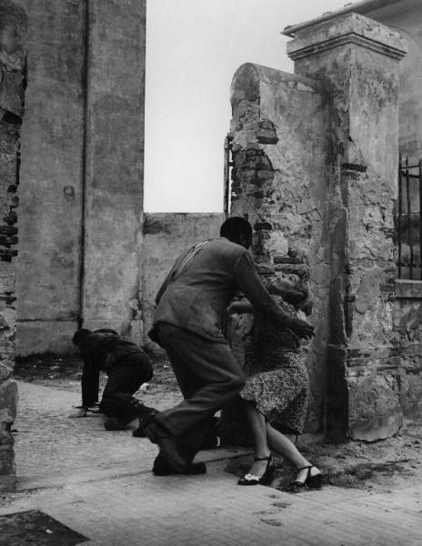 Scena del film "Senza pietà" - Regia Alberto Lattuada - 1948 - Gli attori John Kitzmiller e Carla Del Poggio e un attore non identificato