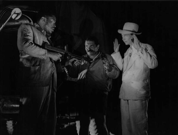 Scena del film "Senza pietà" - Regia Alberto Lattuada - 1948 - Gli attori John Kitzmiller, in divisa militare con un mitra, Folco Lulli e Pierre Claudé