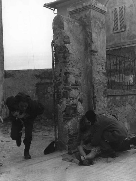 Scena del film "Senza pietà" - Regia Alberto Lattuada - 1948 - Gli attori John Kitzmiller e Carla Del Poggio e un attore non identificato