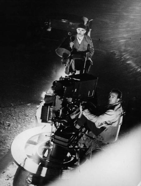 Set del film "Senza pietà" - Regia Alberto Lattuada - 1948 - Il regista Alberto Lattuada e un operatore dietro la macchina da presa