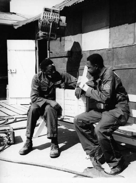 Scena del film "Senza pietà" - Regia Alberto Lattuada - 1948 - Due attori non identificati in divisa militare