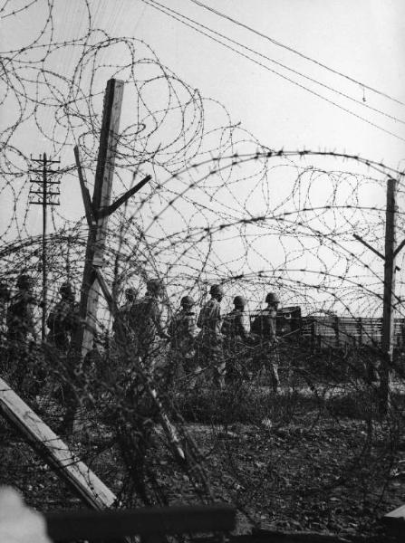 Scena del film "Senza pietà" - Regia Alberto Lattuada - 1948 - Campo militare con soldati recintato da filo spinato
