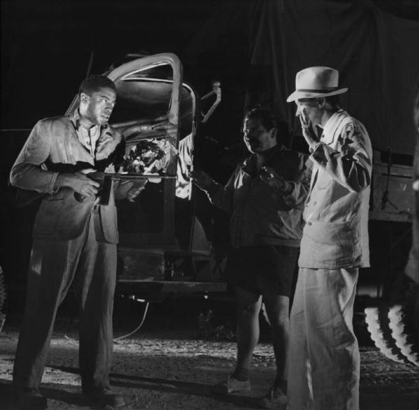 Scena del film "Senza pietà" - Regia Alberto Lattuada - 1948 - Gli attori John Kitzmiller, con un mitra, Folco Lulli e Pierre Claudé