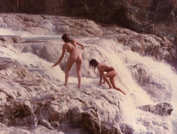 Scena del film "La cicala" - Regia Alberto Lattuada - 1980 - Le attrici Barbara De Rossi e Clio Goldsmith nude al fiume