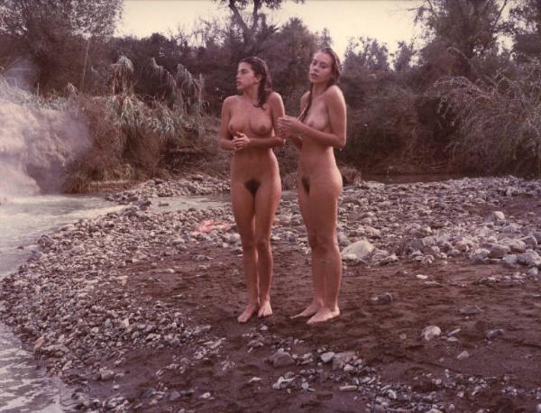 Scena del film "La cicala" - Regia Alberto Lattuada - 1980 - Le attrici Barbara De Rossi e Clio Goldsmith nude al fiume