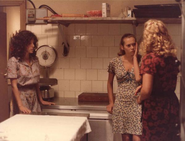 Scena del film "La cicala" - Regia Alberto Lattuada - 1980 - Le attrici Clio Goldsmith, Barbara De Rossi e Virna Lisi in cucina