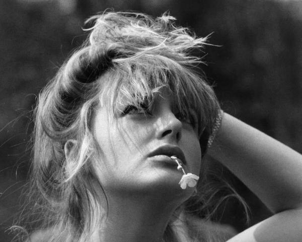Scena del film "Oh! Serafina" - Regia Alberto Lattuada - 1976 - Primo piano dell'attrice Dalila Di Lazzaro con un fiore in bocca