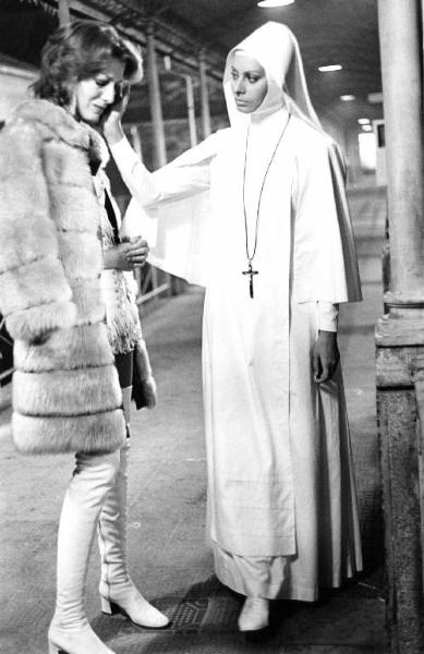 Scena del film "Bianco, rosso e..." - Regia Alberto Lattuada - 1972 - L'attrice Sophia Loren in abito da suora con un'attrice non identificata