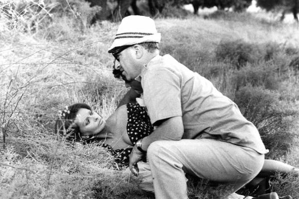 Set del film "Bianco, rosso e..." - Regia Alberto Lattuada - 1972 - Il regista Alberto Lattuada con l'attrice Sophia Loren sul prato