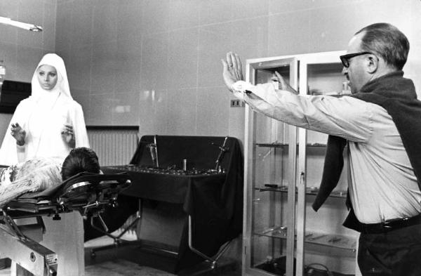 Set del film "Bianco, rosso e..." - Regia Alberto Lattuada - 1972 - Il regista Alberto Lattuada con l'attrice Sophia Loren in abito da suora