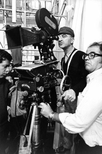 Set del film "Bianco, rosso e..." - Regia Alberto Lattuada - 1972 - Il regista Alberto Lattuada dietro la macchina da presa
