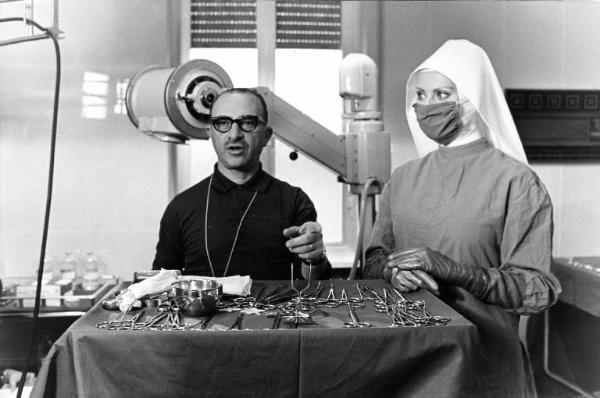 Set del film "Bianco, rosso e..." - Regia Alberto Lattuada - 1972 - Il regista Alberto Lattuada con l'attrice Sophia Loren in abito da suora in ospedale