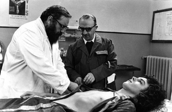 Set del film "Bianco, rosso e..." - Regia Alberto Lattuada - 1972 - Il regista Alberto Lattuada con due attori non identificati