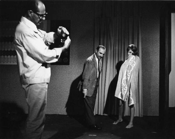 Set del film "Don Giovanni in Sicilia" - Regia Alberto Lattuada - 1967 - L'attrice Katia Moguy con il regista Alberto Lattuada e un operatore