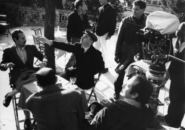 Set del film "Don Giovanni in Sicilia" - Regia Alberto Lattuada - 1967 - Il regista Alberto Lattuada con gli operatori e attori non dentificati
