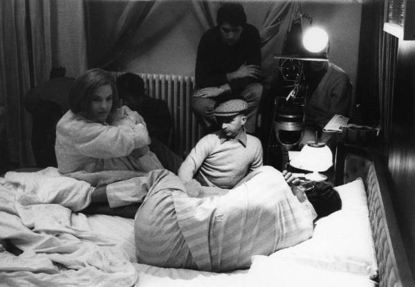 Set del film "Don Giovanni in Sicilia" - Regia Alberto Lattuada - 1967 - Il regista Alberto Lattuada con gli attori Lando Buzzanca e Katia Moguy sul letto