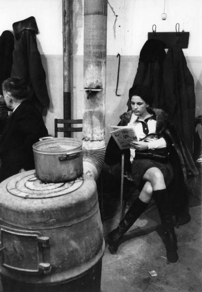 Scena del film "Don Giovanni in Sicilia" - Regia Alberto Lattuada - 1967 - L'attrice Katia Moguy legge un giornale