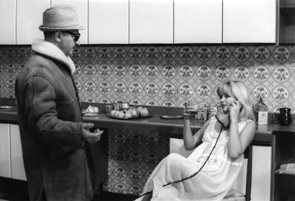 Set del film "Don Giovanni in Sicilia" - Regia Alberto Lattuada - 1967 - Il regista Alberto Lattuada con l'attrice Ewa Aulin in cucina